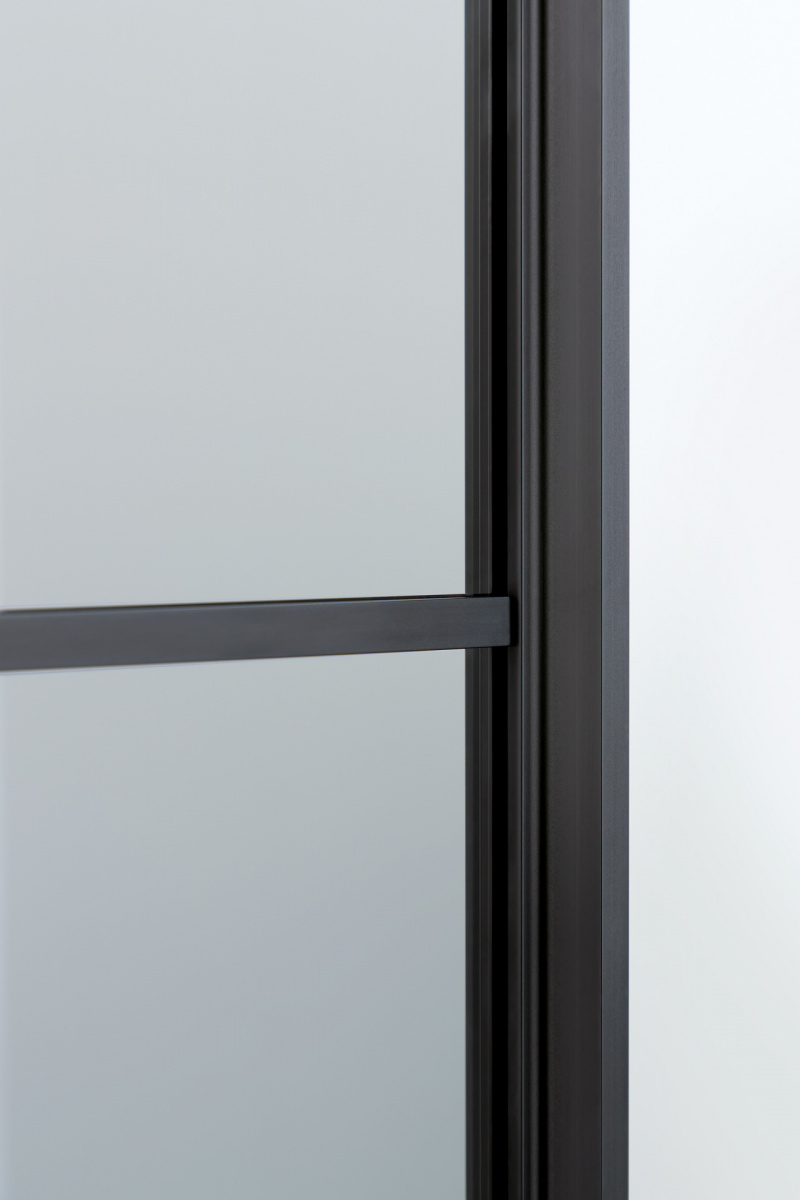 L7 Large black frame + grey transparent glass detail